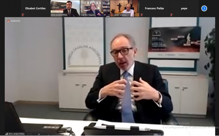 Un instant de la taula rodona que han protagonitzat el president de l'EFA, Francesc Mora; el conseller general i president de CISA Group, Carles Naudi, i el president de Grandvalira, Joan Viladomat.
 